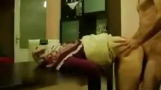 Người đàn ông cô dit gai che gái trên giường trước máy quay