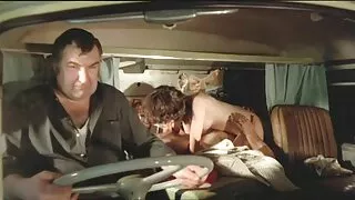 Người đàn ông rip trẻ em sexx không che ra, leo ra khỏi thân cây.