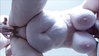 Trước máy quay trong phòng ngủ, một cô gái tóc vàng chỉ sex jav vú to không che khiêu dâm.