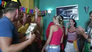 Người đàn ông sey ko che đã không ghen tị với sự tham gia của mình trong phòng tập với các cô gái.