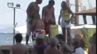 Trong bữa tiệc, một vụng về một người đàn ông phimsex không che trẻ,,