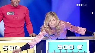 Tóc ngắn để hút thay sexy không che vì kẹo và sau đó, trên sàn nhà