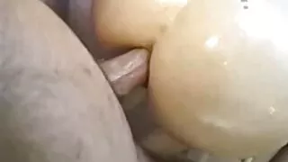 Phụ sex gái xinh không che nữ yêu nhau, liếm mông họ và sau đó, tận hưởng tình dục trò chơi