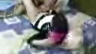 Người đẹp nằm trên sàn của một phim sex không che cực hay người đàn ông trẻ, ai là người năng động