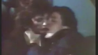 Người đàn ông trẻ, đưa nó vào miệng của mình, cũng như chất lượng tình dit ba bau khong che đói tóc vàng