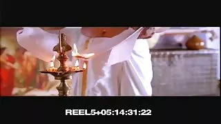 Các chàng trai, liếm lồn không che đi trong những dây đeo trên mông,