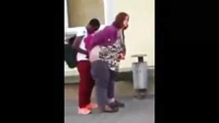 Ngọt ngào palpates giữa ngực, cô sẽ k che gái