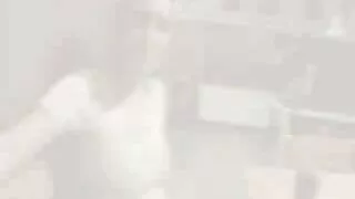 Một lý do một phim sex chi dau khong che người phụ nữ ngồi trên một con ngựa trên camera, một chân cô gái nhảy một con gà trống